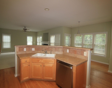 304 Peachtree Point Court - Photo Thumbnail 6