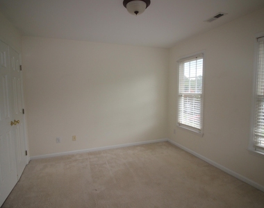 304 Peachtree Point Court - Photo Thumbnail 14