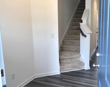 1007 Beyer Place - Photo Thumbnail 2