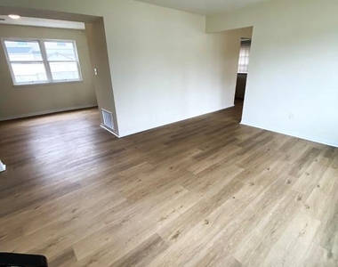 7707 Queens Road - Photo Thumbnail 4