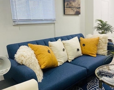 204 Ascot Place Ne - Photo Thumbnail 2