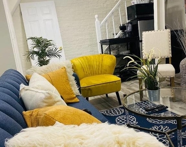 204 Ascot Place Ne - Photo Thumbnail 1