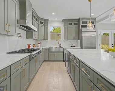 2902 Vista Street Ne - Photo Thumbnail 3