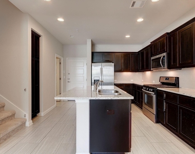 13800 Lyndhurst St - Photo Thumbnail 7