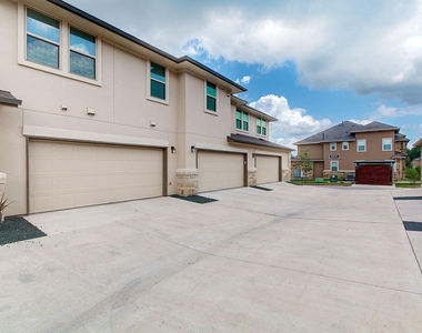 13800 Lyndhurst St - Photo Thumbnail 24
