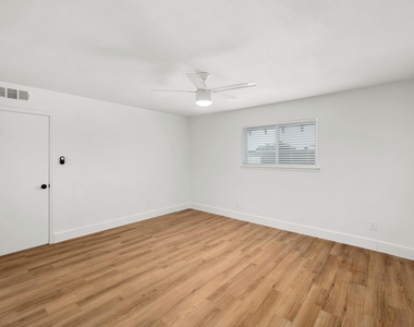 7929 Gault St - Photo Thumbnail 10