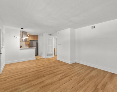 7929 Gault St - Photo Thumbnail 4