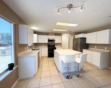 1101 Wood Creek Dr - Photo Thumbnail 9