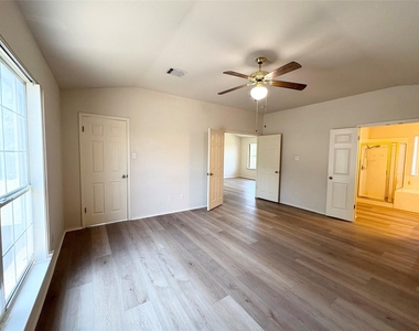 1101 Wood Creek Dr - Photo Thumbnail 21