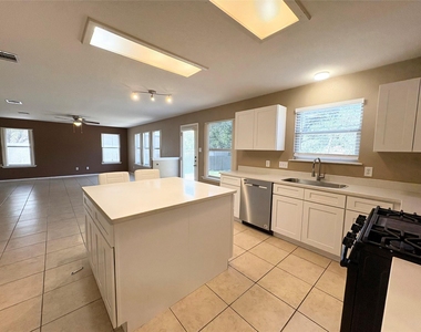 1101 Wood Creek Dr - Photo Thumbnail 16
