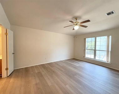1101 Wood Creek Dr - Photo Thumbnail 19