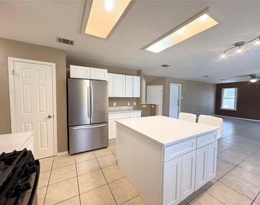 1101 Wood Creek Dr - Photo Thumbnail 10