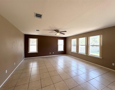 1101 Wood Creek Dr - Photo Thumbnail 8