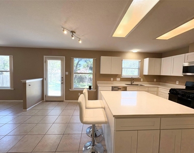 1101 Wood Creek Dr - Photo Thumbnail 13