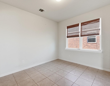 1216 Violet Ln - Photo Thumbnail 9