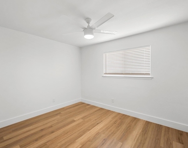 7929 Gault St - Photo Thumbnail 11