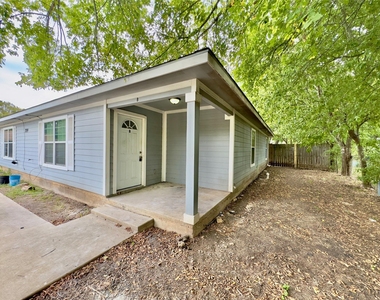 709 San Saba St - Photo Thumbnail 14