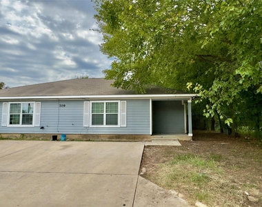 709 San Saba St - Photo Thumbnail 2