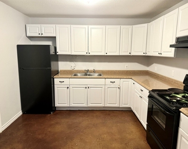 709 San Saba St - Photo Thumbnail 7