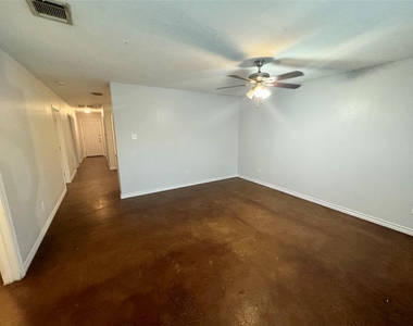 709 San Saba St - Photo Thumbnail 4