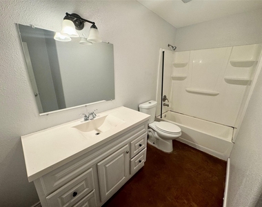 709 San Saba St - Photo Thumbnail 13