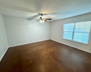 709 San Saba St - Photo Thumbnail 3