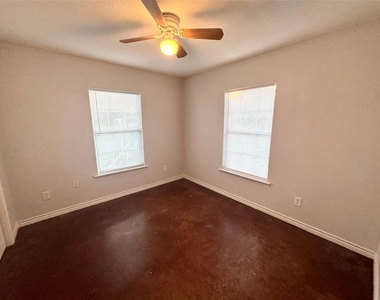 709 San Saba St - Photo Thumbnail 12