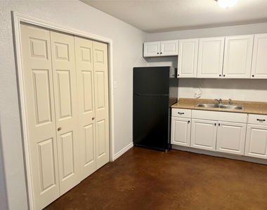 709 San Saba St - Photo Thumbnail 8