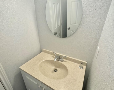 709 San Saba St - Photo Thumbnail 9