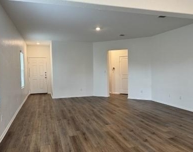 316 Wolf Springs Rd - Photo Thumbnail 3
