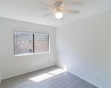 906 Red Cliff Dr - Photo Thumbnail 14