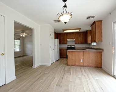 716 Honeysuckle Dr - Photo Thumbnail 3