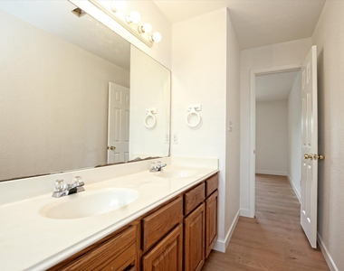 716 Honeysuckle Dr - Photo Thumbnail 12