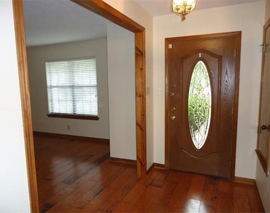 9903 Grand Oak Dr - Photo Thumbnail 3