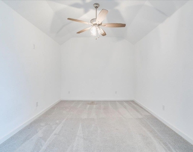 8008 Prairie Rye Dr - Photo Thumbnail 12