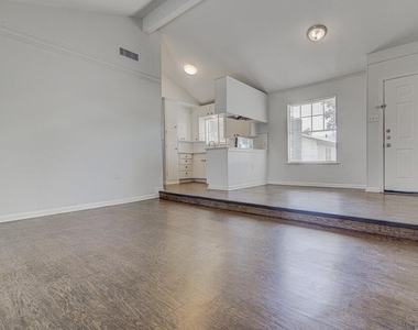 5703 Gloucester Ln - Photo Thumbnail 7