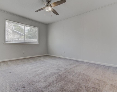 5703 Gloucester Ln - Photo Thumbnail 12