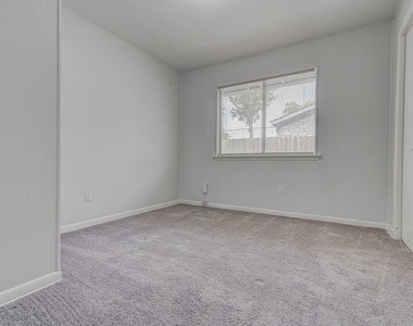 5703 Gloucester Ln - Photo Thumbnail 10