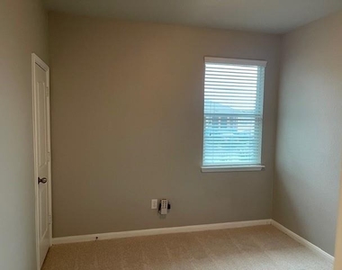711 Rolling Oak Dr - Photo Thumbnail 18