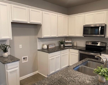 711 Rolling Oak Dr - Photo Thumbnail 8