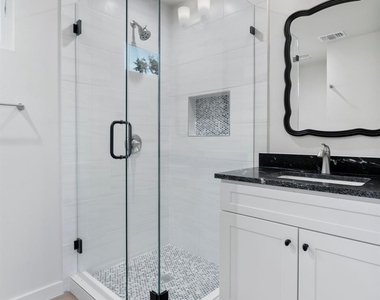 515 E 39th St - Photo Thumbnail 12