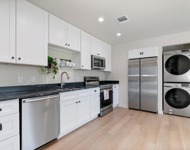 515 E 39th St - Photo Thumbnail 10