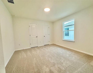 380 Young St - Photo Thumbnail 16