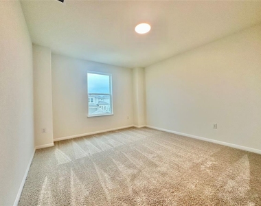 380 Young St - Photo Thumbnail 18