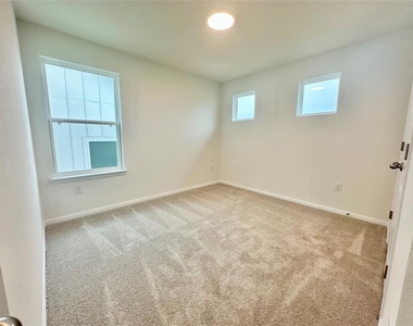 380 Young St - Photo Thumbnail 17