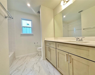 380 Young St - Photo Thumbnail 19