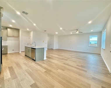 380 Young St - Photo Thumbnail 5