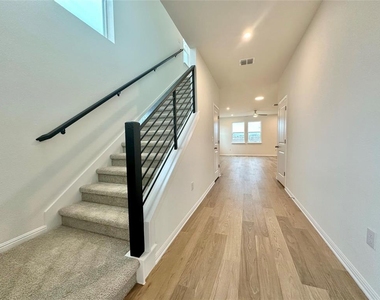 380 Young St - Photo Thumbnail 10