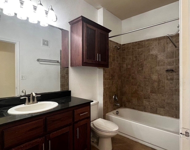 910 W 25th St - Photo Thumbnail 16