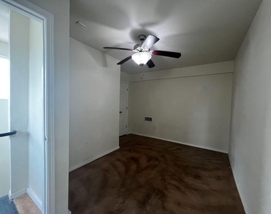 910 W 25th St - Photo Thumbnail 28